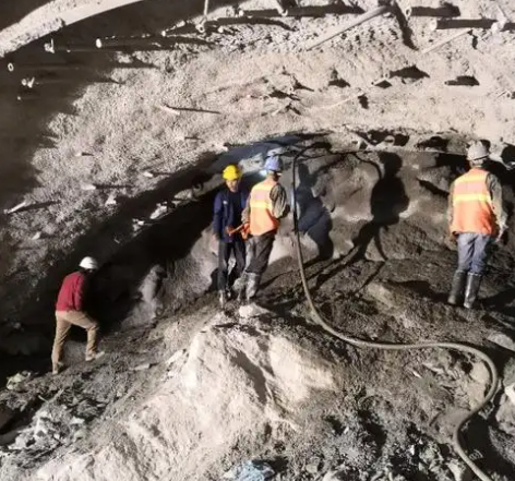 大安镇拱顶带模注浆料的施工流程及注意事项